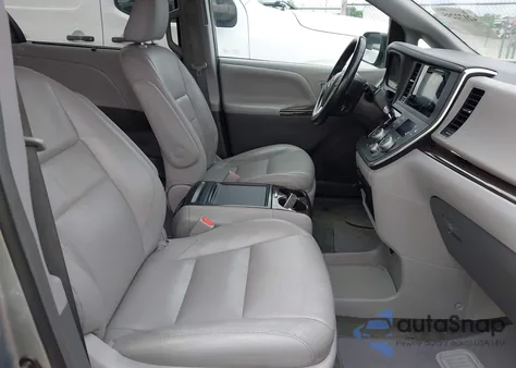 2016 Toyota Sienna Xle 8 Passenger z USA, uszkodzony, nr VIN 5TDYK3DC6GS724009